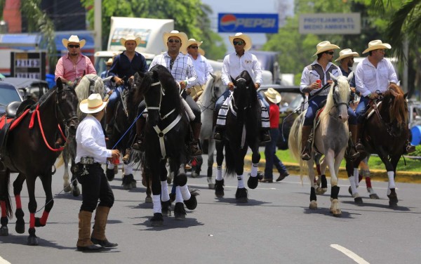 Con desfile hípico inicia la exposición ganadera de la Agas