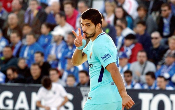 Luis Suárez celebrando a su estilo el gol contra el Leganés. Foto EFE