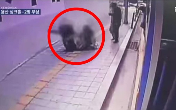 La ciudad coreana ya investiga los motivos por los que la acera colapsó cuando las dos personas caminaban sobre ella. Foto YouTube.