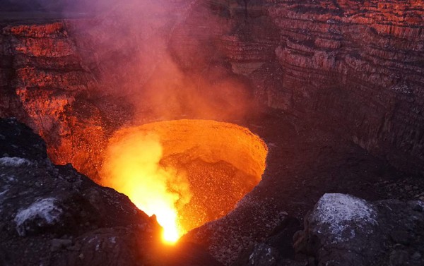 Vulcanólogos sobreviven a caída en cráter de volcán activo en Nicaragua