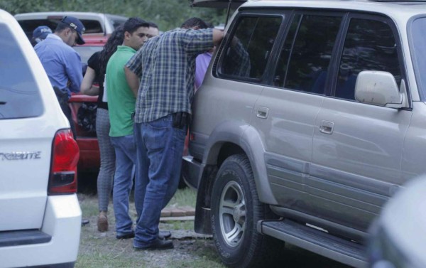 Las autoridades inspeccionan la camioneta en donde fue encontrada una caleta con supuesta cocaína.