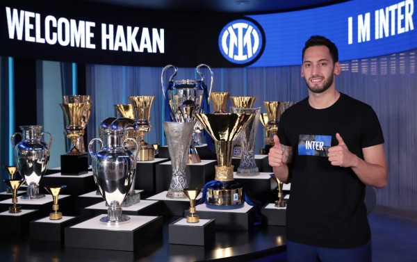 Hakan Calhanoglu deja al Milan y ficha por el eterno rival Inter