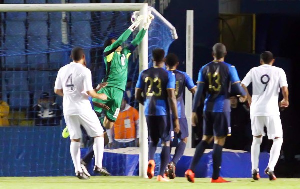 Honduras cae ante Guatemala y siembra muchas dudas