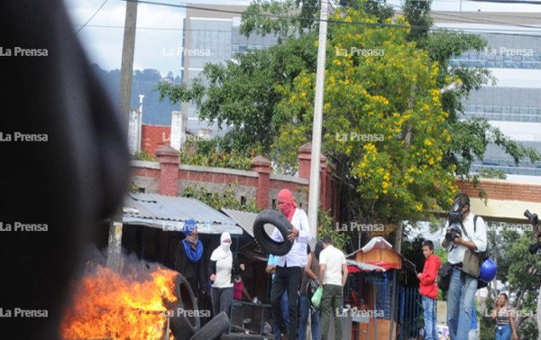 Estudiantes de la Unah se enfrentan a la policía en Tegucigalpa