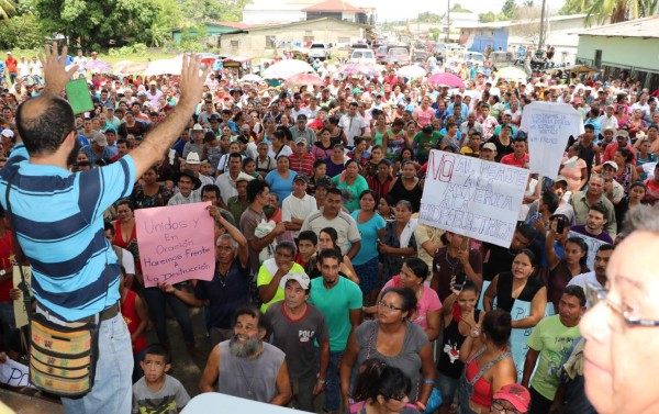 Vecinos de 20 aldeas luchan para evitar hidroeléctrica y peaje en Tela