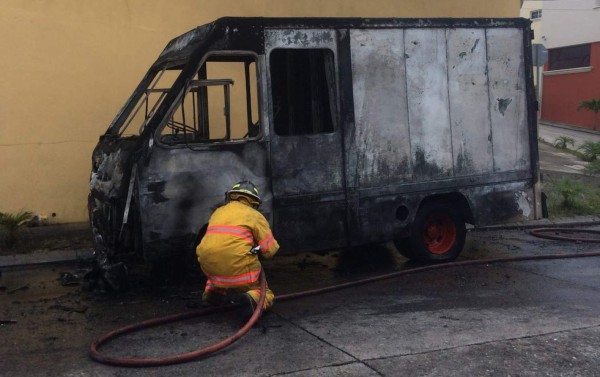 Delincuentes incendian camión repartidor de pan en Tegucigalpa