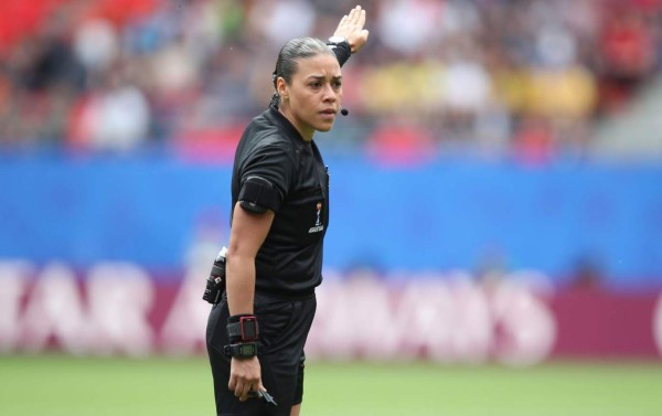 TOL13. Valenciennes (France), 09/06/2019.- Referee Melissa Borjas of Honduras reacts during the FIFA Women's World Cup 2019 Group C soccer match between Australia and Italy in Valenciennes, France, 09 June 2019. (Mundial de Fútbol, Francia, Italia) EFE/EPA/TOLGA BOZOGLU