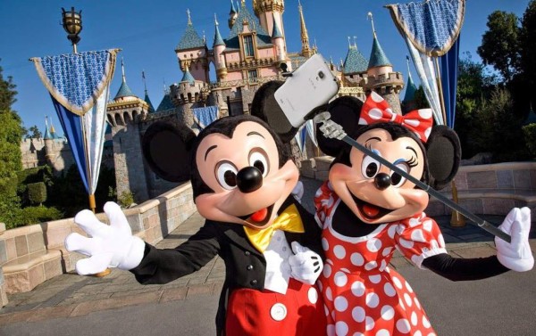 Disney prohíbe los 'selfie sticks' en todos sus parques de EUA
