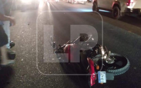 Mueren dos hombres en moto tras impactar contra carreta con piñas