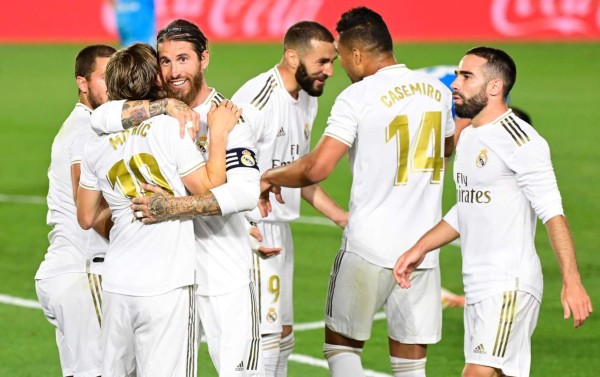 Real Madrid goleó al Valencia y sigue en la pelea por la Liga Española