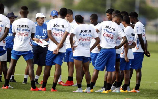 Jorge Luis Pinto le respira en el hombro a sus jugadores