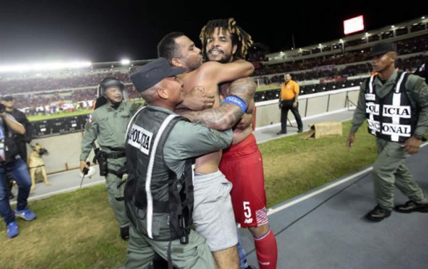 La historia detrás de la foto viral del festejo Román Torres con un aficionado y un policía