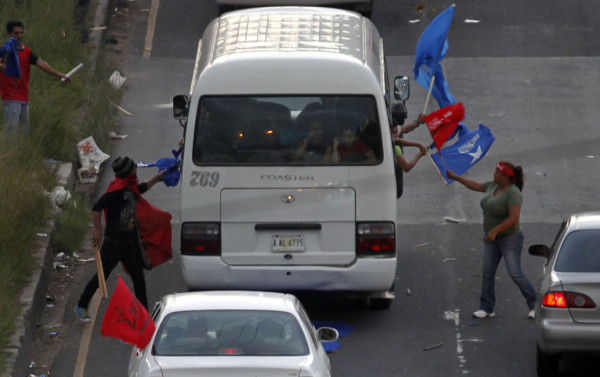 Seguidores de Libre lanzan piedras a buses de activistas del Partido Nacional