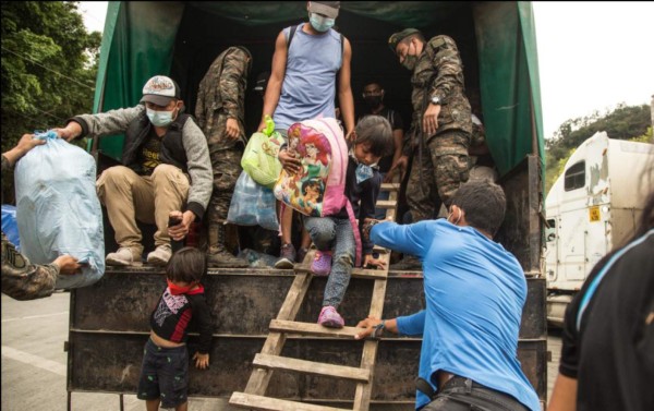 Migrantes hondureños vuelven cansados a su país, tras un fallido intento por llegar a EE.UU.