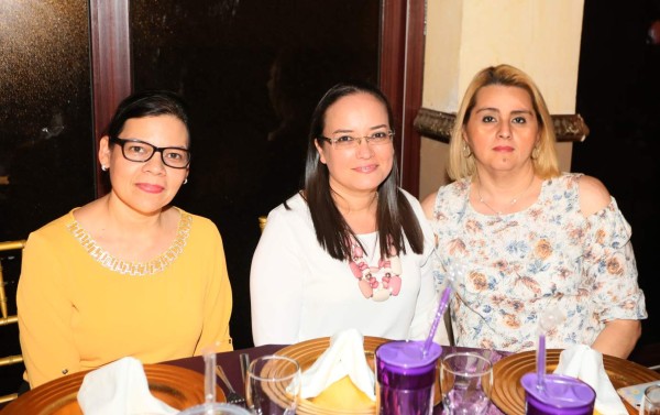 Festejo y regalos para las mujeres del Grupo Opsa