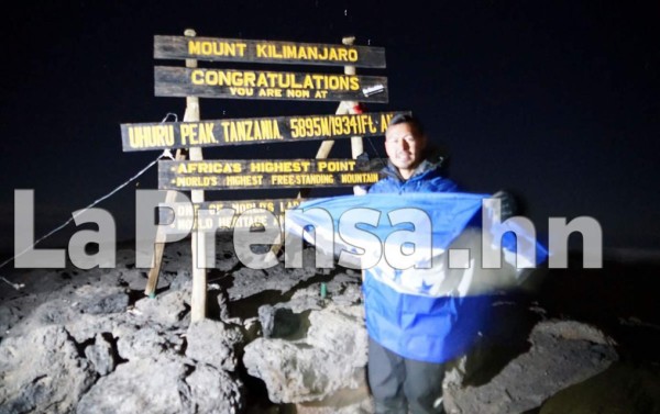 Roger Espinoza y su travesía de inicio de año en las montañas de Tanzania