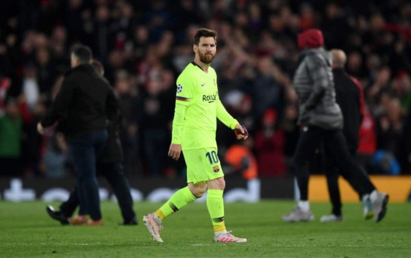 Video: Roce entre aficionados del Barcelona y Messi en aeropuerto