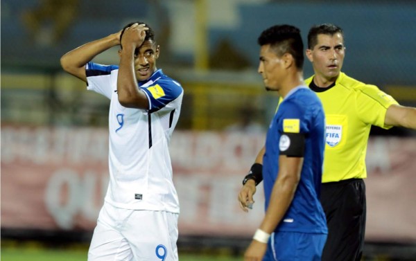 Honduras queda moribundo con empate ante El Salvador