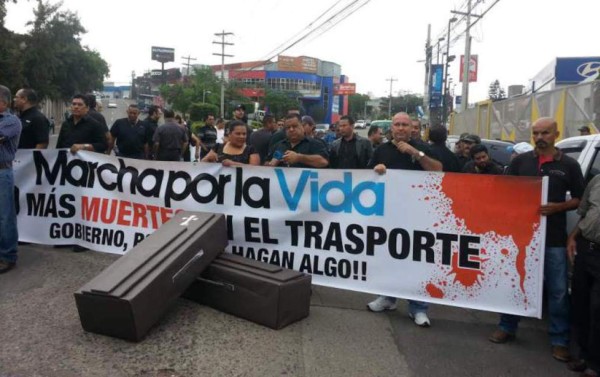 Extorsionadores, sicarios y narcos acorralan a transportistas en Honduras
