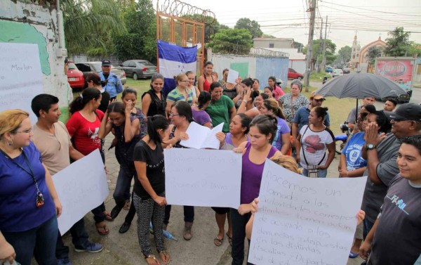 Padres de familia protesta contra directora de escuela en SPS