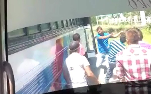 Motoristas se van a los golpes por pelearse pasajeros