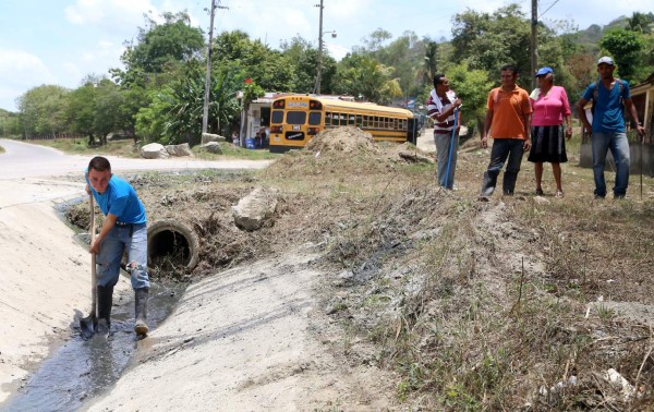 Por fin llegan a limpiar las cunetas de la colonia El Carmen