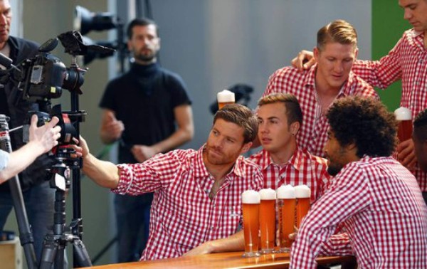 Xabi Alonso se viste de bávaro tras su debut con el Bayern