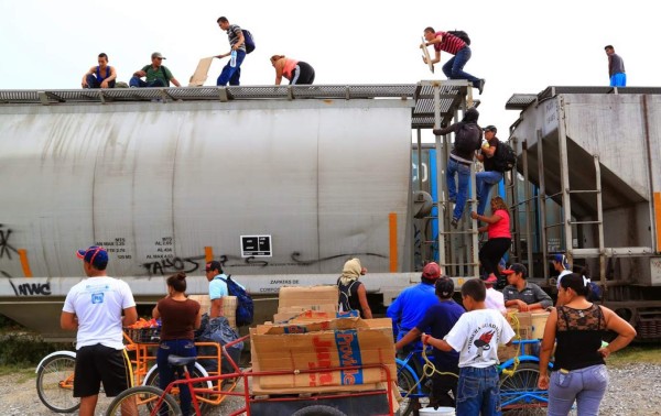 Acuerdan impedir a migrantes usar el tren La Bestia en México