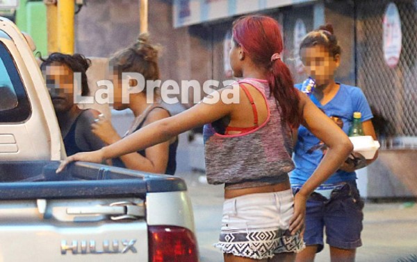 Prostitución: adolescentes se venden con la bragueta abierta