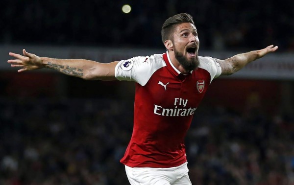 Olivier Giroud le dio un agónico triunfo al Arsenal contra el Leicester City. Foto AFP