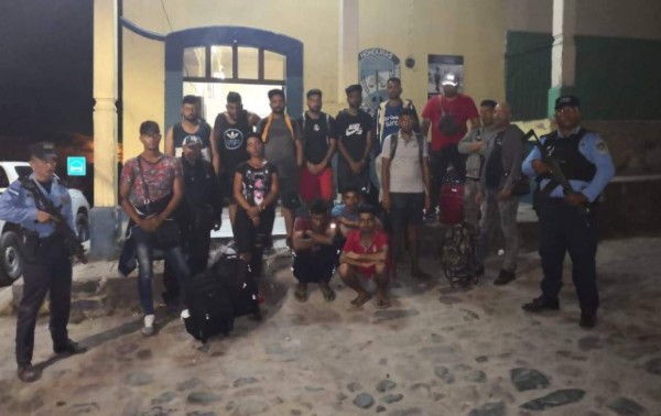 Detienen a dos 'coyotes' hondureños con 16 cubanos