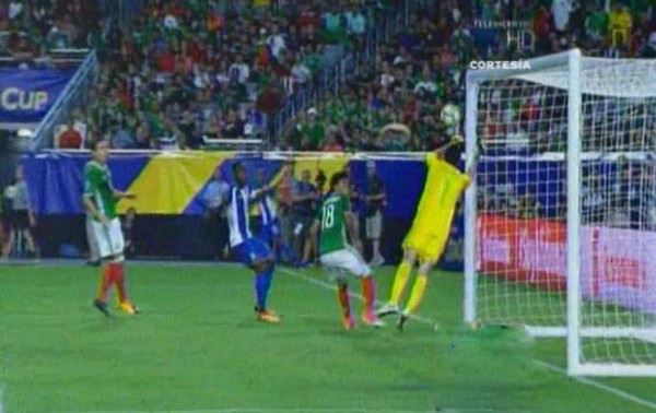 Video: Alex López casi le anota gol olímpico a México