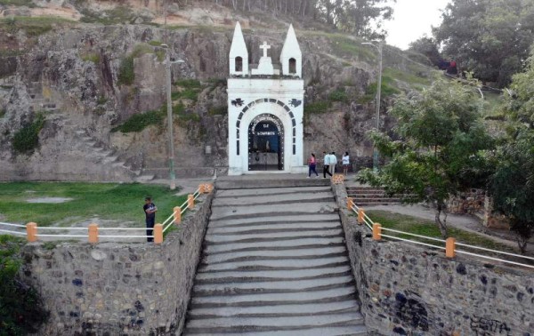 Turismo:la ruta lenca de occidente ofrece insospechados atractivos.Entre los encantos de las ciudades occidentales se encuentra la Gruta de la Virgen, el parque de Quiscamote, sus calles, la Laguna de Chilagatoro, el parque de La Esperanza y las iglesias.