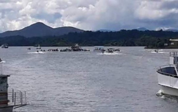 Barco con cerca de 150 turistas naufraga en Colombia