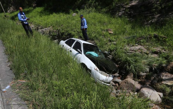 Iban a ver los desfiles y el carro fue a caer a una hondonada