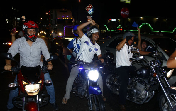 Así celebraron los hondureños el Aztecazo ante México