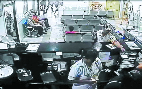 Video capta a delincuentes en asalto a clínica en El Progreso