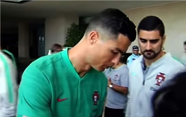 VIDEO: La reacción de Cristiano Ronaldo mientras firma una camiseta del Real Madrid