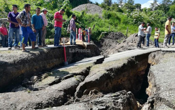 Hundimiento de carretera bloquea paso entre Ocotepeque y Copán