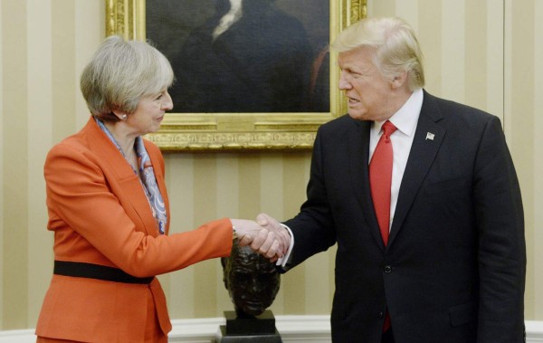 Theresa May 'en desacuerdo' con política migratoria de Trump