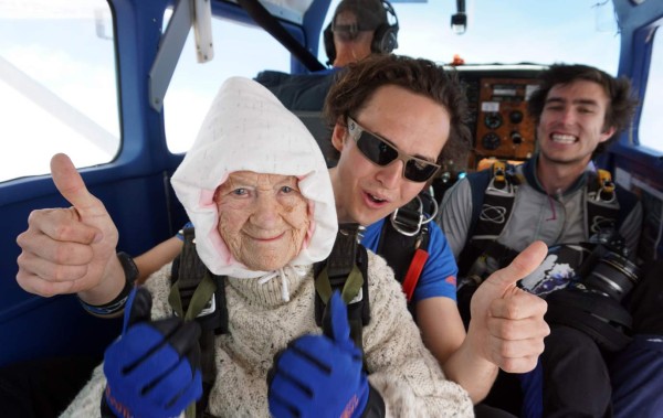 Bisabuela de 102 años se lanza de un paracaídas para recaudar fondos y gana un récord