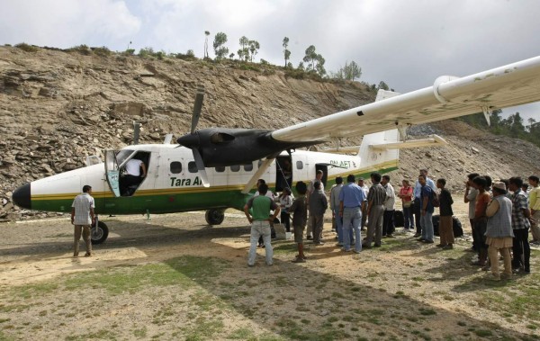 Avión desaparece en Nepal con 23 personas a bordo