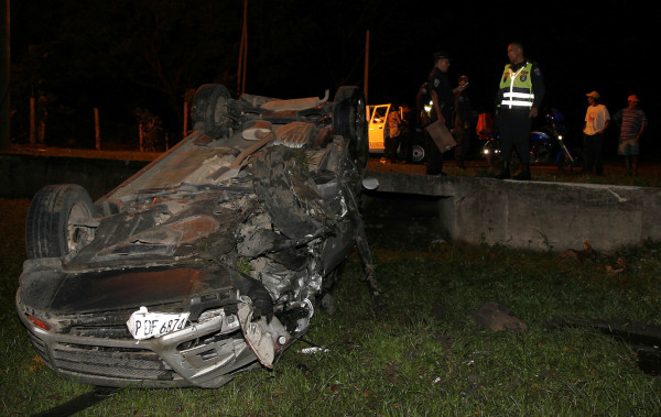 Un muerto y 4 heridos en accidente vehicular en Atlántida