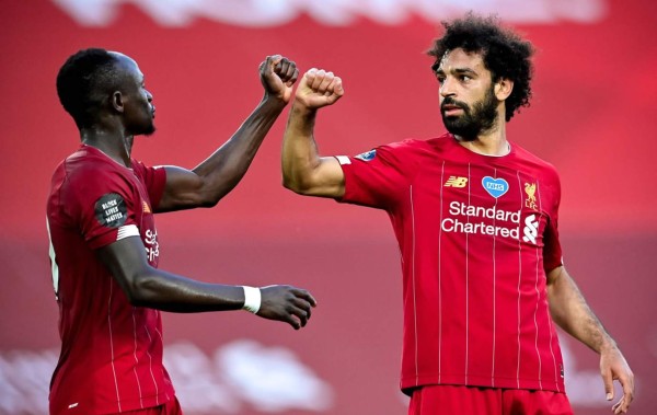 Sadio Mané y Mohamed Salah lideraron la goleada del Liverpool ante Crystal Palace. Foto EFE