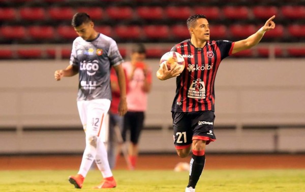Roger Rojas marcó dos goles para empate del Alajuelense contra Herediano.