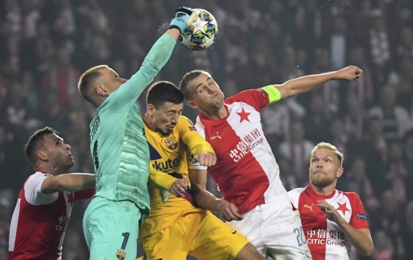 Barcelona's German goalkeeper Marc-Andre Ter Stegen (2nd L) saves a ball during the UEFA Champions League football match between SK Slavia Prague and FC Barcelona in Prague, Czech Republic on October 23, 2019. (Photo by JOE KLAMAR / AFP)