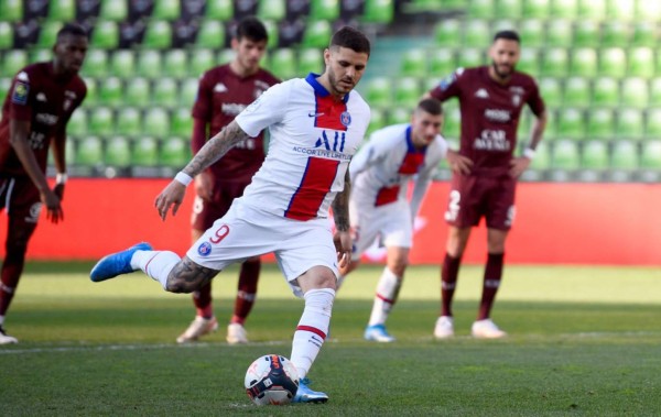 Paris Saint-Germain's Argentinian forward Mauro Icardi takes a penalty shot to score a goal during the French L1 football match between Metz (FC Metz) and Paris Saint-Germain (PSG) at the Saint Symphorien stadium in Longeville-lès-Metz, on April 24, 2021. (Photo by JEAN-CHRISTOPHE VERHAEGEN / AFP)
