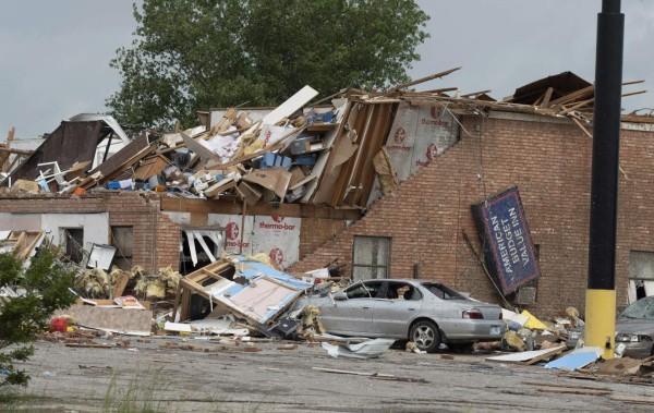 Poderoso tornado devasta pequeña ciudad en EEUU y mata a dos personas