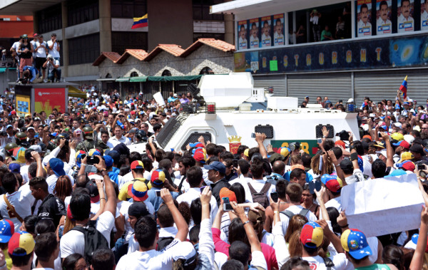 Gobierno venezolano envía a la cárcel al opositor Leopoldo López