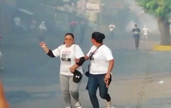 Las personas que asistieron al sepelio salieron corriendo.